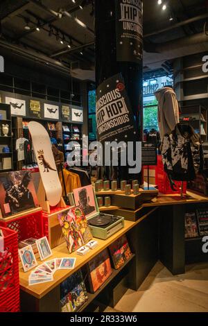 Prodotti inconscio all'hip-hop in vendita presso il negozio di articoli da regalo del Fotografiska Photography Museum a Manhattan, New York Foto Stock