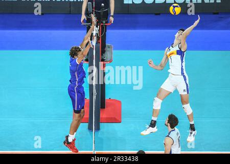 Alessandro Michieletto (Italia), Barthelemy Chinenyeze (Francia). Campionato del mondo di pallavolo 2022. Foto Stock