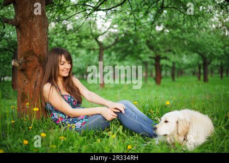 Donna giocare con il suo cane Foto Stock