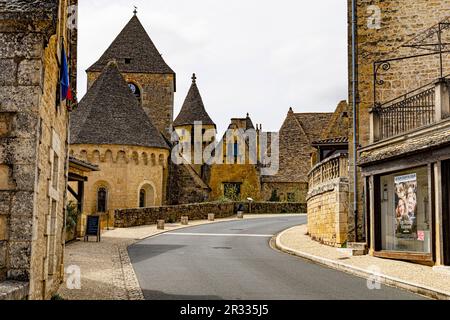 Il villaggio di Saint-Geniès si trova nella parte occidentale del dipartimento della Dordogna, a nord di Sarlat. Il villaggio di Sant-Genies è molto carino . Foto Stock