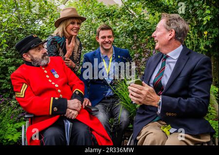 Londra, Regno Unito. 22nd maggio, 2023. Il Giardino di Horatio, il Giardino dello spettacolo, Joanna Lumley e Frank Gardner si uniscono ai pensionati di Chelsea in sedia a rotelle e godono del giardino accessibile - Lunedi' al Chelsea Flower Show 2023. Credit: Guy Bell/Alamy Live News Foto Stock