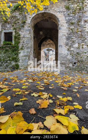 San Valentino in Abruzzo Citeriore (Italia) - Un piccolo borgo medievale in provincia di Pescara, in Abruzzo, è la città italiana con il più lungo nome Foto Stock