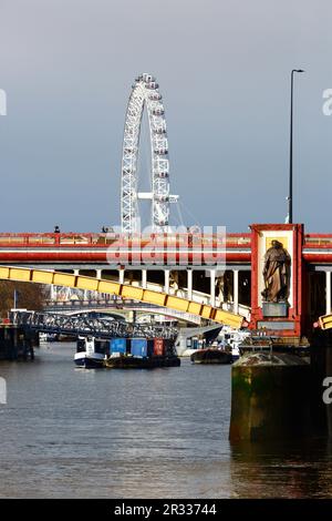 Statua di ingegneria di Pomeroy sul Ponte della Nuova Vauxhall attraverso il Tamigi e London Eye / Millennium Wheel sotto un cielo tempestoso, Londra, Regno Unito Foto Stock