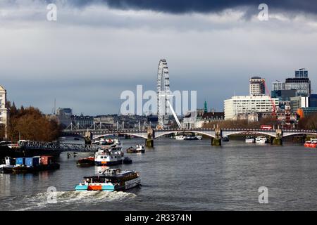 Jupiter Clipper River Bus sul Tamigi in avvicinamento a Lambeth Bridge, London Eye / Millennium Wheel sullo sfondo, Londra, Regno Unito Foto Stock