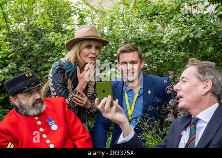 Londra, Regno Unito. 22 maggio 2023. Dame Joanna Lumley (2L) e Frank Gardner (R) al Giardino di Horatio al giorno della stampa del RHS Chelsea Flower Show nei terreni del Royal Hospital Chelsea. Lo spettacolo si svolge fino al 27 maggio 2023. Credit: Stephen Chung / Alamy Live News Foto Stock