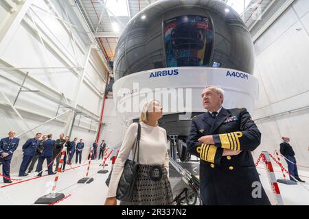 Melsbroek, Belgio. 22nd maggio, 2023. Il ministro della Difesa Ludivine Dedonder (L) e l'ammiraglio belga Michel Hofman (R) sono stati visti durante l'apertura ufficiale del Belux National A400M Training Center (BNTC), a Melsbroek, lunedì 22 maggio 2023. La messa in servizio della BNTC, il cui pezzo forte è il Simulatore di volo completo A400M, segna una nuova pietra miliare per la 15W in termini di istruzione e formazione dei piloti del trasporto aereo belga e lussemburghese. BELGA FOTO JONAS ROOSENS Credit: Agenzia Notizie Belga/Alamy Live News Foto Stock