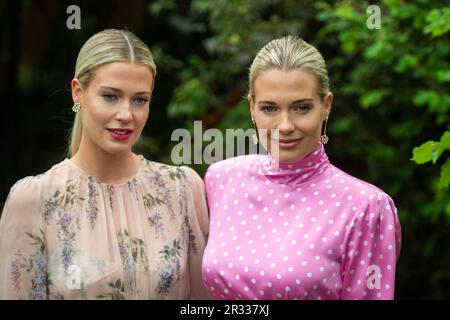 Londra, Regno Unito. 22 maggio 2023. Amelia ed Eliza Spencer al Boodles British Craft Garden alla giornata stampa del RHS Chelsea Flower Show nei terreni del Royal Hospital Chelsea. Lo spettacolo si svolge fino al 27 maggio 2023. Credit: Stephen Chung / Alamy Live News Foto Stock