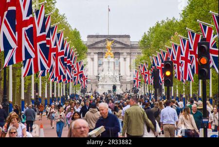 Londra, Regno Unito. 21st maggio 2023. Union Jacks linea il Mall che conduce a Buckingham Palace davanti a Trooping the Colour, la celebrazione del compleanno di Re Carlo III Foto Stock