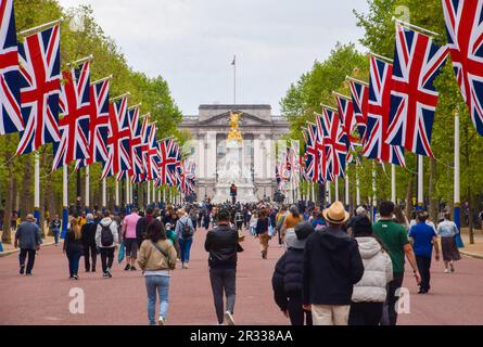 Londra, Regno Unito. 21st maggio 2023. Union Jacks linea il Mall che conduce a Buckingham Palace davanti a Trooping the Colour, la celebrazione del compleanno di Re Carlo III Foto Stock