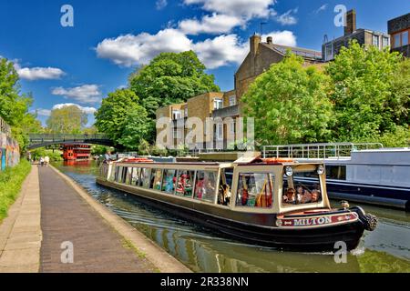 London Regents Canal Springtime il canale vicino allo Zoo di Londra e la barca sul canale di Milton con i passeggeri che passano Foto Stock