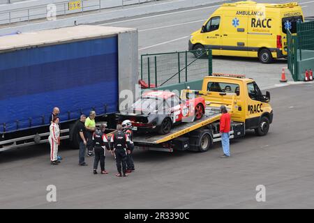 Porsche 911 viene caricata sul rimorchio durante la 6 ore del Trofeo Paco Godia di Barcellona il 21/5/2023 sul circuito della Catalogna, Barcellona, Spagna Foto Stock