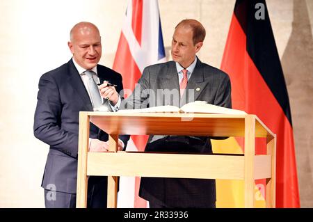 Berlino, Germania. 22nd maggio, 2023. Kai Wegner und Prinz Edward bei der Eintragung ins Goldene Buch von Berlin und der Verleihung des 'The Duke of Edinburgh's International Award' in Deutschland in der James-Simon-Galerie. Berlin, 22.05.2023 Credit: Geisler-Fotopress GmbH/Alamy Live News Foto Stock