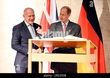 Berlino, Germania. 22nd maggio, 2023. Kai Wegner und Prinz Edward bei der Eintragung ins Goldene Buch von Berlin und der Verleihung des 'The Duke of Edinburgh's International Award' in Deutschland in der James-Simon-Galerie. Berlin, 22.05.2023 Credit: Geisler-Fotopress GmbH/Alamy Live News Foto Stock