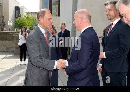 Berlino, Germania. 22nd maggio, 2023. Prinz Edward und Kai Wegner bei der Eintragung ins Goldene Buch von Berlin und der Verleihung des 'The Duke of Edinburgh's International Award' in Deutschland in der James-Simon-Galerie. Berlin, 22.05.2023 Credit: Geisler-Fotopress GmbH/Alamy Live News Foto Stock