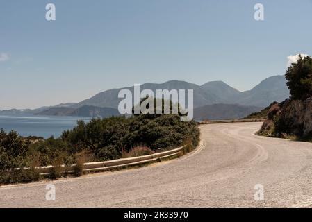 Creta orientale, Grecia, Europa. 2023. Strada costiera di montagna che conduce a Mochios e Sitia lungo il Golfo di Mirabella, Creta orientale. Foto Stock