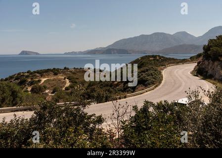 Creta orientale, Grecia, Europa. 2023. Strada costiera di montagna che conduce a Mochios e Sitia lungo il Golfo di Mirabella, Creta orientale. Foto Stock