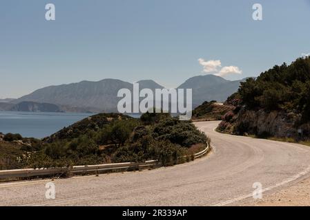 Creta orientale, Grecia, Europa. 2023. Strada costiera di montagna che conduce a Mochios e Sitia lungo il Golfo di Mirabella, Creta orientale. Foto Stock