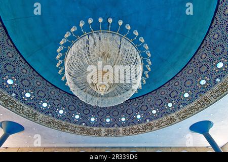 London Regents Park o Central Mosque St Johns Wood interni della cupola blu e superbo lampadario di luce Foto Stock