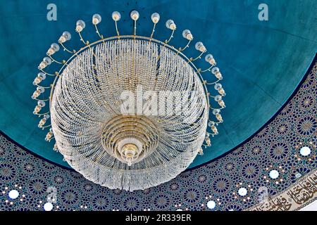 London Regents Park o Central Mosque St Johns Wood interni della cupola e superbo lampadario Foto Stock