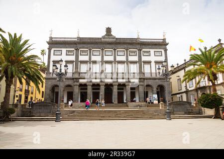 Turisti sui gradini del Municipio, Casas Consistoriales de Las Palmas de Gran Canarias. Plaza Santa Ana. Las Palmas, Gran Canaria, Spagna Foto Stock