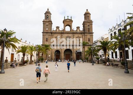 Turisti a Catedral de Santa Ana de Canarias, Plaza Santa Ana, Las Palmas, Gran Canaria, Spagna Foto Stock