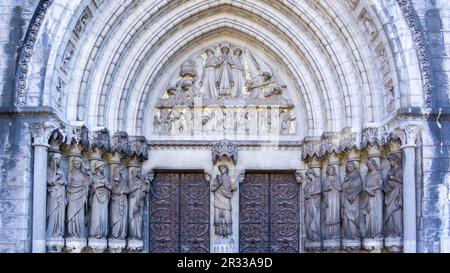 L'ingresso alla Cattedrale Anglicana di San Fin barre's nella città irlandese di Cork. Sculture delle cinque Vergini sagge e delle cinque stolte su entrambi i lati Foto Stock