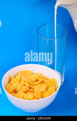 Cornflakes e versando latte Foto Stock