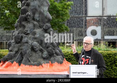 Berlino, Germania. 22nd maggio, 2023. L'artista Jens Galschiot parla di fronte al memoriale "colonna della vergogna". Il memoriale commemora le vittime della violenta repressione del movimento di protesta cinese in piazza Tiananmen a Pechino nel giugno 1989. Credit: Hannes P Albert/dpa/Alamy Live News Foto Stock