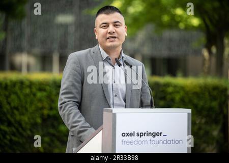 Berlino, Germania. 22nd maggio, 2023. Haiyuer Kuerban, capo dell'ufficio di Berlino del World Uyghur Congress, parla di fronte al memoriale "pilastro della vergogna". Il memoriale commemora le vittime della violenta repressione del movimento di protesta cinese in piazza Tiananmen a Pechino nel giugno 1989. Credit: Hannes P Albert/dpa/Alamy Live News Foto Stock