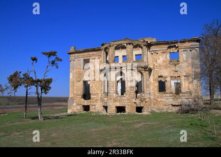 La foto mostra le rovine del vecchio palazzo-tenuta del Dibetsky-Pankeyevs chiamato il Lair del lupo nella regione di Odessa, il villaggio di Vasilyevka. Foto Stock