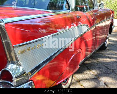 Vintage Belair chevrolet auto in mostra di auto d'epoca in Brasile, Sud America, vista laterale della carrozzeria, colore rosso, evidenziazione per il nome Bela Foto Stock