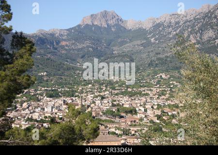 Vista dal treno da Palma a Soller che guarda alle città e alla campagna Foto Stock