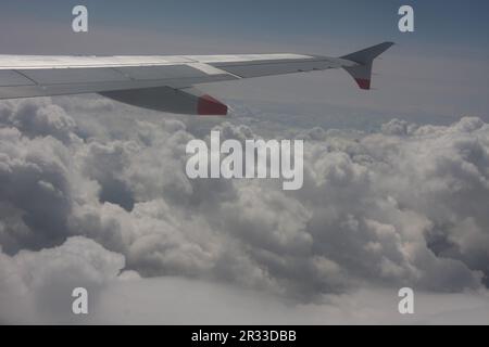 Vista alare delle formazioni nubi prese da un British Airways Airbus A320 Foto Stock