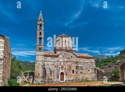Chiesa di Ayios Spyridion (San Spyridon, 1715) nel complesso fortificato di Troupakis Mourtzinos nella Vecchia Kardamili, penisola del Peloponneso, Grecia Foto Stock