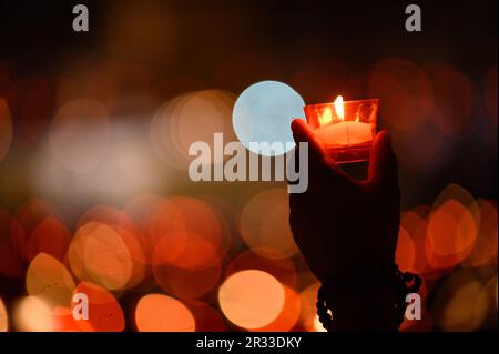 Persone che tengono candele durante la venerazione della Santa Croce dopo la Santa Messa durante il Mladifest (Festival della Gioventù) a Medjugorje. Foto Stock