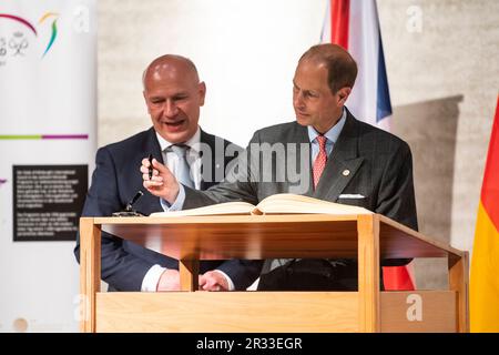 Berlino, Germania. 22nd maggio, 2023. Il Principe Edoardo (r), Duca di Edimburgo, firma il libro degli ospiti di Berlino durante la presentazione dei Duke of Edinburgh's International Awards. Dietro di lui c'è Kai Wegner (CDU), sindaco di Berlino. Il programma giovanile, che porta il titolo di fratello del Duca, fu originariamente fondato dal padre negli anni '1950s. Si propone di sfidare i giovani a fare volontariato, sviluppare nuove competenze, essere attivi nello sport e imparare la cooperazione e la perseveranza. Credit: Christophe Gateau/dpa/Alamy Live News Foto Stock