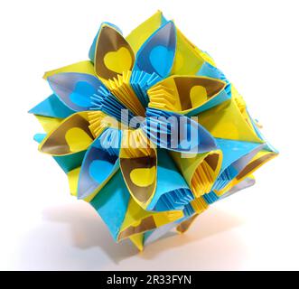 Origami kusudama fiore blu e giallo Foto Stock