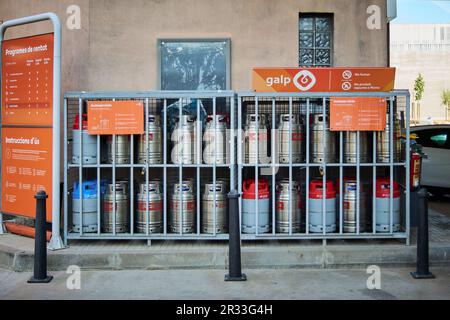 Viladecans - 13 maggio 2023: Bombole di butano Cepsa in gabbia, pronte per la distribuzione presso una stazione di servizio di distribuzione Galp. Foto Stock