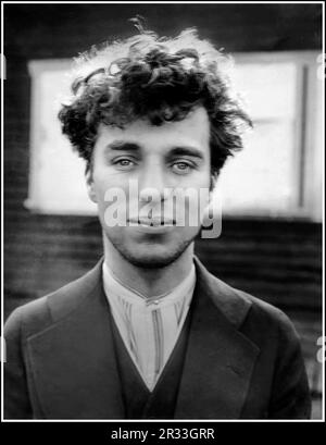 Charlie Chaplin 1900s Film Actor reportage informale restaurato B & W ritratto all'aperto come un giovane uomo preso intorno al 1916 Foto Stock