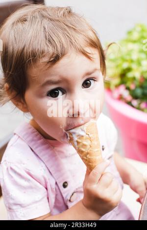 Ragazza mangia un gelato Foto Stock