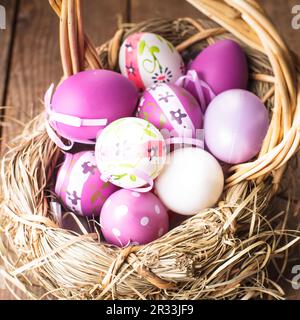 Uova viola di Pasqua nel cestino Foto Stock