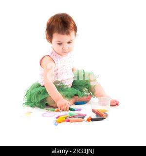 Il Toddler girl vernici su carta Foto Stock