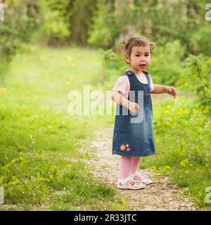 Ragazza in giardino Foto Stock