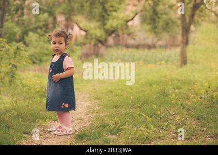 Ragazza in giardino Foto Stock