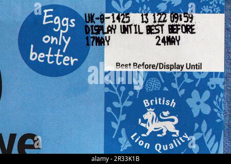 Simbolo del logo British Lion Quality con esposizione fino alla data migliore prima sulla scatola di St Ewe Delicious free range Eggs Original 6 Large Class A. Foto Stock