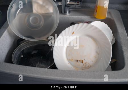 In cucina c'era un sacco di utensili sporchi Foto Stock