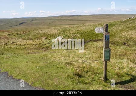 20.05.23 Swaledale, North Yorkshire, Regno Unito. Indicazioni per Ravenseat da Tan Hill nelle Yorkshire Dales Foto Stock