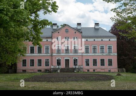 Palazzo a Kwitajny, Gmina Pasłęk, all'interno della contea di Elbląg, Voivodato Warmian-Masuriano, nel nord della Polonia Foto Stock