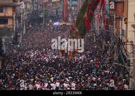 Kathmandu, Nepal. 22nd maggio, 2023. Il 22 maggio 2023, a Lalitpur, Nepal. I devoti tirano il carro o la divinità "Rato Machhindranath" nella strada locale di Patan durante l'ultimo giorno di un mese di festa di processione dei carri. Il festival della processione dei carri "Rato Machhindranath" è una processione di carri di un mese che si svolge intorno alle strette strade locali di Patan. Nel frattempo, è venerato come il dio della pioggia e del raccolto.(Foto di Abhishek Maharjan/Sipa USA) (Foto di Abhishek Maharjan/Sipa USA) Credit: Sipa USA/Alamy Live News Foto Stock