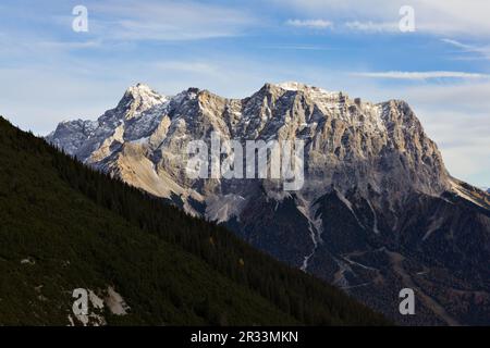 Guardare al Zugspitze, la montagna più alta in Germania Foto Stock